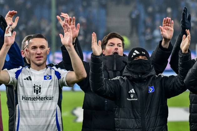 Schlussjubel Silvan Hefti Trainer Merlin Polzin Immanuel Pherai ( HSV ) Deutschland , Hamburg , Volksparkstadion , Fussball , 2 . Bundesliga , Hamburger SV - 1 FC Koeln