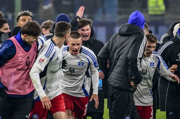 Schlussjubel Trainer Merlin Polzin gibt Feierbefehl Meffert Jonas Miro Muheim Emir Sahiti ( HSV ) Deutschland , Hamburg , Volksparkstadion , Fussball , 2 . Bundesliga , Hamburger SV - 1 FC Koeln