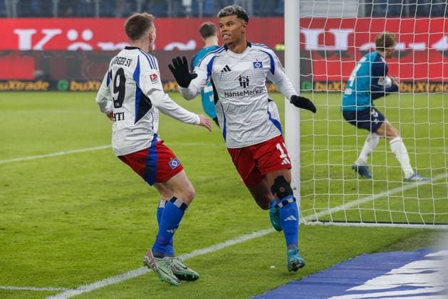 Ransford-Yeboah Königsdörffer ( HSV ) verschiesst Elfmeter trifft dananch aber zum 1:0 jubelt mit Emir Sahiti ( HSV ) Deutschland , Hamburg , Volksparkstadion , Fussball , 2 . Bundesliga , Hamburger SV - 1 FC Koeln