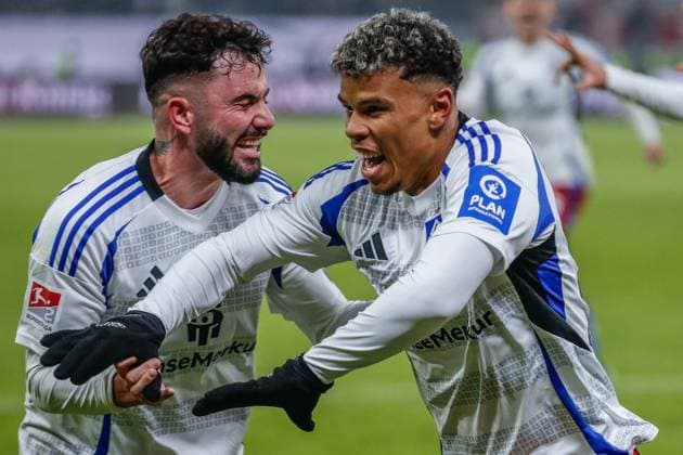 Ransford-Yeboah Königsdörffer ( HSV ) verschiesst Elfmeter trifft dananch aber zum 1:0 jubelt mit Marco Richter ( HSV ) Deutschland , Hamburg , Volksparkstadion , Fussball , 2 . Bundesliga , Hamburger SV - 1 FC Koeln