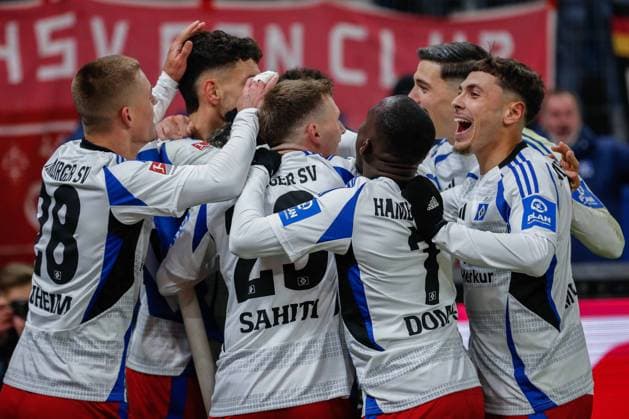 Ransford-Yeboah Königsdörffer ( verdeckt HSV ) in der Jubeltraube nach dem 1:0 jubelt mit Miro Muheim Daniel Elfadli Emir Sahiti Jean-Luc Dompe Dennis Hadzikadunic William Mikelbrencis ( HSV ) Deutschland , Hamburg , Volksparkstadion , Fussball , 2 . Bundesliga , Hamburger SV - 1 FC Koeln