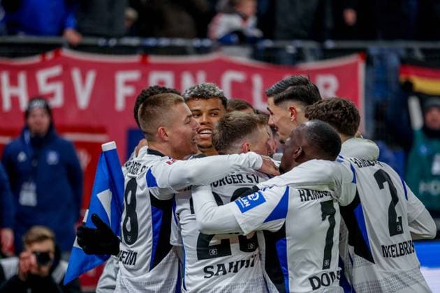 Ransford-Yeboah Königsdörffer ( Mitte HSV ) in der Jubeltraube nach dem 1:0 jubelt mit Miro Muheim Daniel Elfadli Emir Sahiti Jean-Luc Dompe Dennis Hadzikadunic William Mikelbrencis ( HSV ) Deutschland , Hamburg , Volksparkstadion , Fussball , 2 . Bundesliga , Hamburger SV - 1 FC Koeln