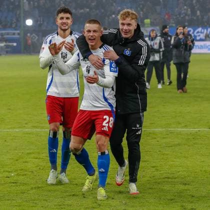 Schlussjubel Daniel Elfadli Miro Muheim Adam Karabec ( HSV ) Deutschland , Hamburg , Volksparkstadion , Fussball , 2 . Bundesliga , Hamburger SV - 1 FC Koeln
