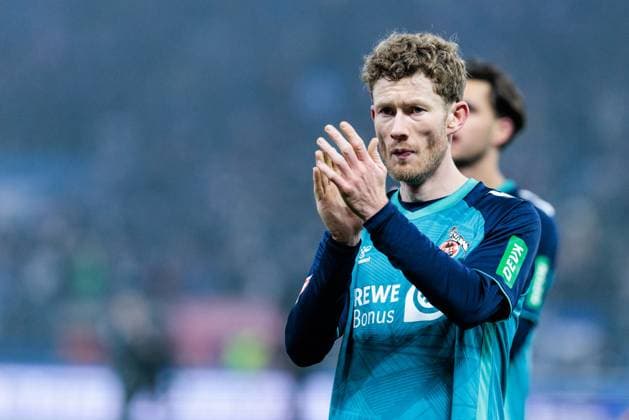 2. Fussball Bundesliga: Hamburger SV - 1. FC Köln; 18.01.2025 Florian Kainz (1. FC Köln, 11) applaudiert frustriert Richtung Fans 2. Fussball Bundesliga: Hamburger SV - 1. FC Köln, Hamburg, Volksparkstadion am 18.01.2025 DFL REGULATIONS PROHIBIT ANY USE OF PHOTOGRAPHS AS IMAGE SEQUENCES AND OR QUASI-VIDEO.