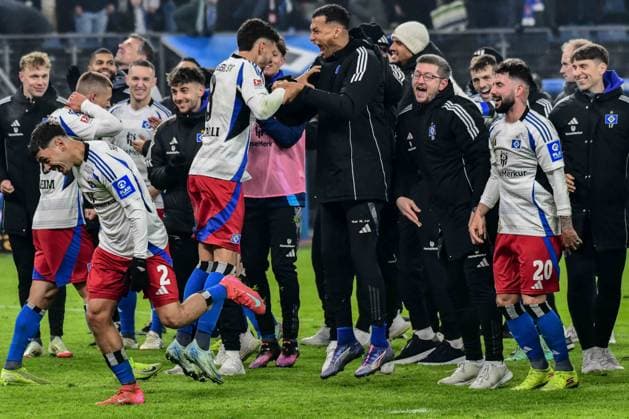 Schlussjubel William Mikelbrencis Daniel Elfadli Davie Selke Marco Richter ( HSV ) Deutschland , Hamburg , Volksparkstadion , Fussball , 2 . Bundesliga , Hamburger SV - 1 FC Koeln