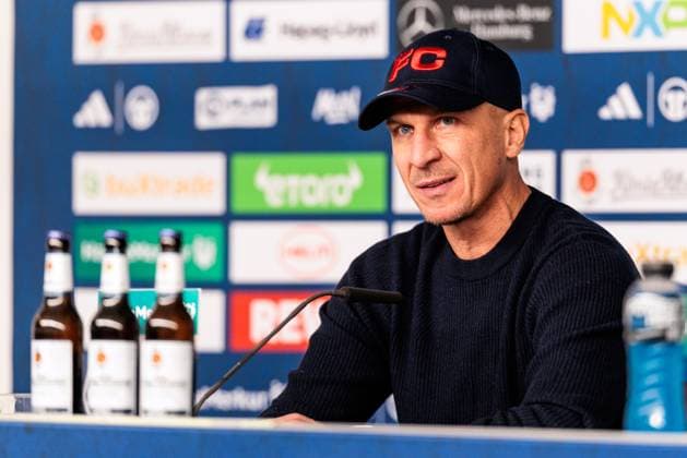 2. Fussball Bundesliga: Hamburger SV - 1. FC Köln; 18.01.2025 Gerhard Struber (Trainer 1. FC Köln) angefressen, frustriert in der Pressekonferenz nach dem Spiel 2. Fussball Bundesliga: Hamburger SV - 1. FC Köln, Hamburg, Volksparkstadion am 18.01.2025 DFL REGULATIONS PROHIBIT ANY USE OF PHOTOGRAPHS AS IMAGE SEQUENCES AND OR QUASI-VIDEO.