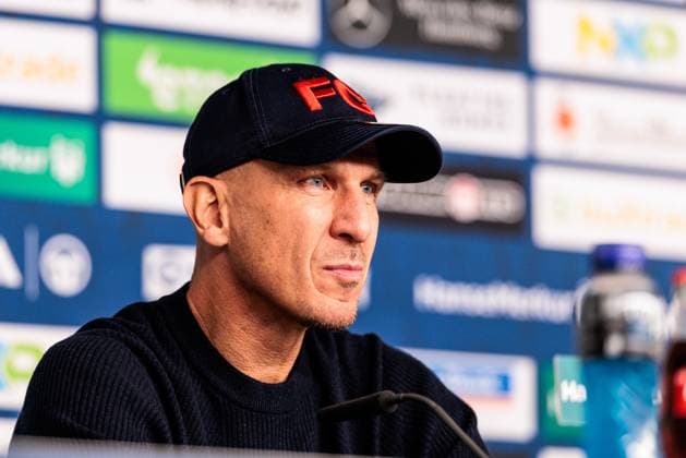 2. Fussball Bundesliga: Hamburger SV - 1. FC Köln; 18.01.2025 Gerhard Struber (Trainer 1. FC Köln) angefressen, frustriert in der Pressekonferenz nach dem Spiel 2. Fussball Bundesliga: Hamburger SV - 1. FC Köln, Hamburg, Volksparkstadion am 18.01.2025 DFL REGULATIONS PROHIBIT ANY USE OF PHOTOGRAPHS AS IMAGE SEQUENCES AND OR QUASI-VIDEO.