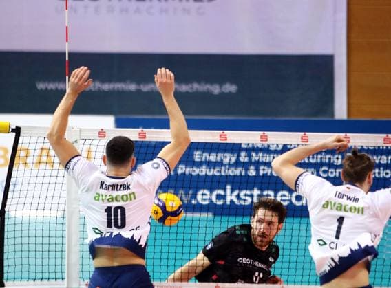 von links Lorenz KARLITZEK (Lueneburg), Marco MILOVANOVIC (Haching), Simon TORWIE (Lueneburg), He Volleyball Bundesliga 2024 25, TSV Haching Muenchen vs SVG Lueneburg, Geothermie Arena, Unterhaching, 18.01.25 Copyright: WolfgangxFehrmann