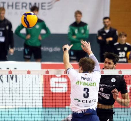 von links Michael WRIGTH (Lueneburg), Matthew PASSALENT (Haching), He Volleyball Bundesliga 2024 25, TSV Haching Muenchen vs SVG Lueneburg, Geothermie Arena, Unterhaching, 18.01.25 Copyright: WolfgangxFehrmann