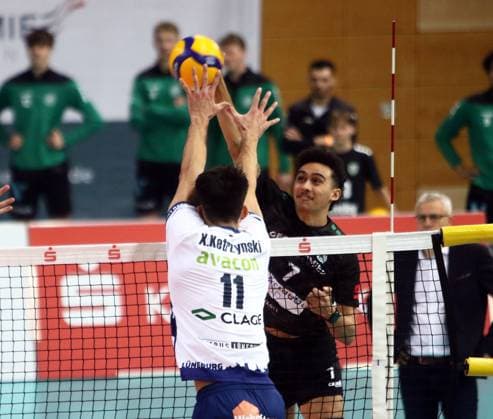 von links Xander Wolf KETRZYNSKI (Lueneburg), Austin MATAUTIA (Haching), He Volleyball Bundesliga 2024 25, TSV Haching Muenchen vs SVG Lueneburg, Geothermie Arena, Unterhaching, 18.01.25 Copyright: WolfgangxFehrmann