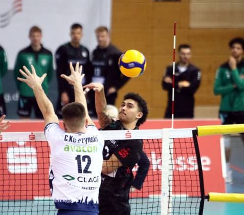 von links Cole KETZZYNSKI (Lueneburg), ,Austin MATAUTIA (Haching), He Volleyball Bundesliga 2024 25, TSV Haching Muenchen vs SVG Lueneburg, Geothermie Arena, Unterhaching, 18.01.25 Copyright: WolfgangxFehrmann