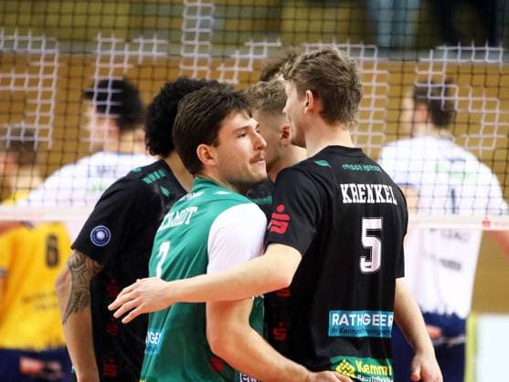 Hachinger Freude ueber einen Punktgewinn, He Volleyball Bundesliga 2024 25, TSV Haching Muenchen vs SVG Lueneburg, Geothermie Arena, Unterhaching, 18.01.25 Copyright: WolfgangxFehrmann