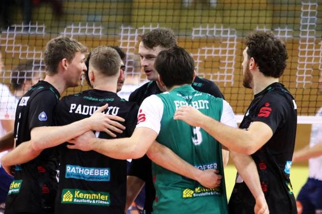Hachinger Freude ueber einen Punktgewinn, He Volleyball Bundesliga 2024 25, TSV Haching Muenchen vs SVG Lueneburg, Geothermie Arena, Unterhaching, 18.01.25 Copyright: WolfgangxFehrmann