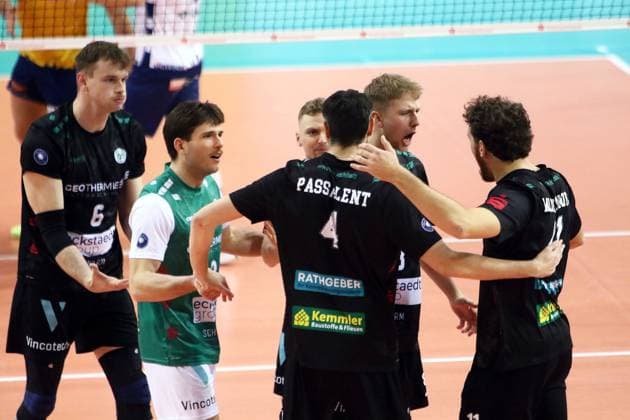 Hachinger Freude nach Punktgewinn He Volleyball Bundesliga 2024 25, TSV Haching Muenchen vs SVG Lueneburg, Geothermie Arena, Unterhaching, 18.01.25 Copyright: WolfgangxFehrmann
