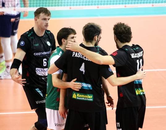 Hachinger Freude nach Punktgewinn He Volleyball Bundesliga 2024 25, TSV Haching Muenchen vs SVG Lueneburg, Geothermie Arena, Unterhaching, 18.01.25 Copyright: WolfgangxFehrmann