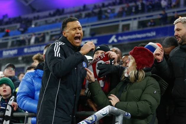 Davie Selke ( HSV ) Schlussjubel mit den Fans Deutschland , Hamburg , Volksparkstadion , Fussball , 2 . Bundesliga , Hamburger SV - 1 FC Koeln