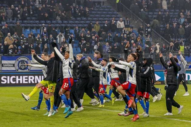 Schlussjubel der Mannschaft ( HSV ) Deutschland , Hamburg , Volksparkstadion , Fussball , 2 . Bundesliga , Hamburger SV - 1 FC Koeln