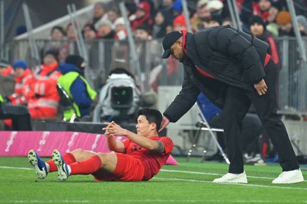 Trainer Vincent KOMPANY (Bayern Muenchen) kuemmert sich um den gestuerzten Minjae KIM (FC Bayern Muenchen). Fussball 1. Bundesliga Saison 2024 2025, 18.Spieltag, Spieltag18 FC Bayern Muenchen - VfL Wolfsburg 3-2 am 18.01.2025 , A L L I A N Z A R E N A.