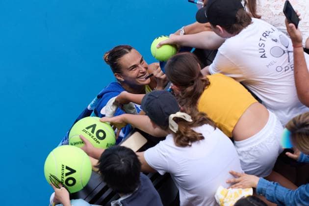 Bilder des Jahres 2025, Sport 01 Januar Sport Themen der Woche KW03 Sport Bilder des Tages Aryna Sabalenka signs autographs for fans after winning her match Australian Open, Day Eight, Tennis, Melbourne Park, Melbourne, Australia - 19 Jan 2025  Copyright: xRachelxBach Shutterstockx 15105042av