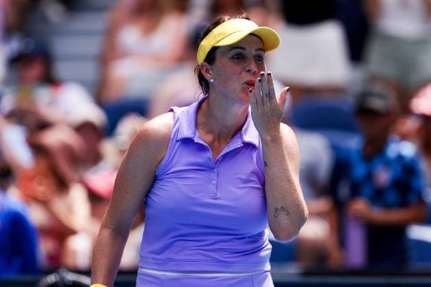 January 19, 2025: MELBOURNE, AUSTRALIA - JANUARY 19: Anastasia Pavlyuchenkova of Russia thanks the crowd after beating Donna Vekic of Croatia on day eight of the 2025 Australian Open at Melbourne Park on January 19, 2025 in Melbourne, Australia. - ZUMAp121 20250119_zsp_p121_043 Copyright: xChrisxPutnamx