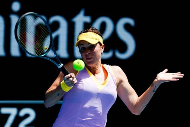 January 19, 2025: MELBOURNE, AUSTRALIA - JANUARY 19: Anastasia Pavlyuchenkova of Russia hits a forehand to Donna Vekic of Croatia on day eight of the 2025 Australian Open at Melbourne Park on January 19, 2025 in Melbourne, Australia. - ZUMAp121 20250119_zsp_p121_044 Copyright: xChrisxPutnamx