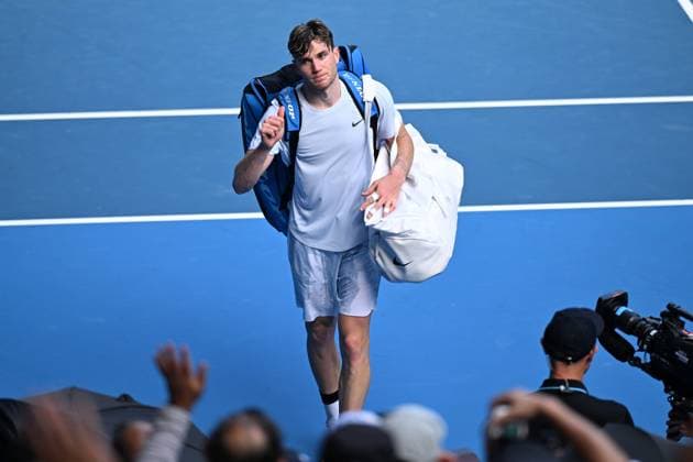 TENNIS AUSTRALIAN OPEN, Jack Draper of Great Britain retires from his round four match against Carlos Alcaraz of Spain during the 2025 Australian Open at Melbourne Park in Melbourne, Sunday, January 19, 2025. ( NO ARCHIVING, EDITORIAL USE ONLY, NO USE IN BOOKS WITHOUT CONSENT MELBOURNE VICTORIA AUSTRALIA  Copyright: xJAMESxROSSx 20250119198611067234