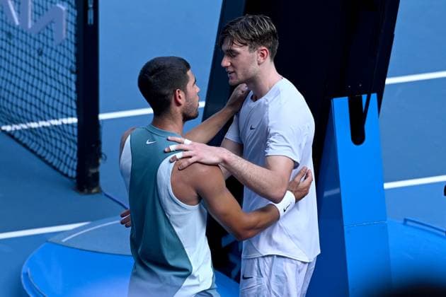 TENNIS AUSTRALIAN OPEN, Jack Draper of Great Britain (right) retires from his round four match against Carlos Alcaraz of Spain (left) during the 2025 Australian Open at Melbourne Park in Melbourne, Sunday, January 19, 2025. ( NO ARCHIVING, EDITORIAL USE ONLY, NO USE IN BOOKS WITHOUT CONSENT MELBOURNE VICTORIA AUSTRALIA  Copyright: xJAMESxROSSx 20250119130390375338