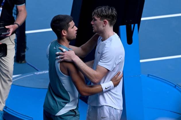TENNIS AUSTRALIAN OPEN, Jack Draper of Great Britain (right) retires from his round four match against Carlos Alcaraz of Spain (left) during the 2025 Australian Open at Melbourne Park in Melbourne, Sunday, January 19, 2025. ( NO ARCHIVING, EDITORIAL USE ONLY, NO USE IN BOOKS WITHOUT CONSENT MELBOURNE VICTORIA AUSTRALIA  Copyright: xJAMESxROSSx 20250119195747687060