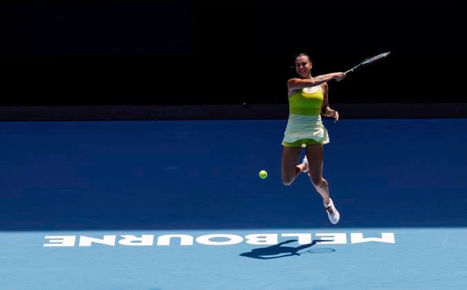 (250119) -- MELBOURNE, Jan. 19, 2025 -- Aryna Sabalenka hits a return during the women s singles 4th round match between Aryna Sabalenka of Belarus and Mirra Andreeva of Russia at Australian Open tennis tournament in Melbourne, Australia, Jan. 19, 2025. ) (SP)AUSTRALIA-MELBOURNE-TENNIS-AUSTRALIAN OPEN-DAY 8 MaxPing 