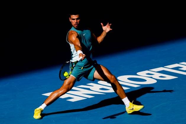 January 19, 2025: MELBOURNE, AUSTRALIA - JANUARY 19: Carlos Alcaraz of Spain hits a forehand to Jack Draper of Great Britain on day eight of the 2025 Australian Open at Melbourne Park on January 19, 2025 in Melbourne, Australia. - ZUMAp121 20250119_zsp_p121_085 Copyright: xChrisxPutnamx