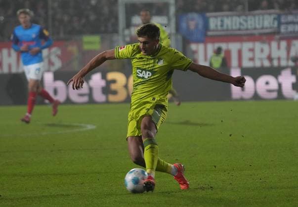 GER, 1.FBL, Holstein Kiel vs TSG Hoffenheim 18.01.2025, Holstein-Stadion, Kiel, GER, 1.FBL, Holstein Kiel vs TSG Hoffenheim , DFL regulations prohibit any use of photographs as image sequences and or quasi-video. im Bild Tom Bischof (Hoffenheim)