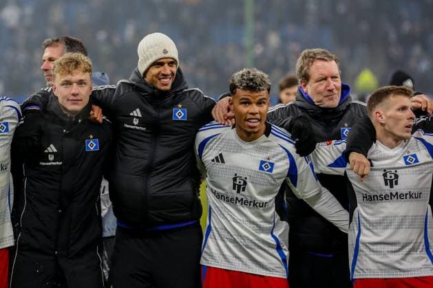 Schlussjubel Adam Karabec Glatzel Robert Ransford-Yeboah Königsdörffer Dr. Götz Welsch Emir Sahiti ( HSV ) Deutschland , Hamburg , Volksparkstadion , Fussball , 2 . Bundesliga , Hamburger SV - 1 FC Koeln