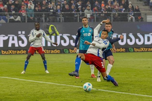 Torchance Davie Selke ( HSV ) Dominique Heintz ( Köln ) Deutschland , Hamburg , Volksparkstadion , Fussball , 2 . Bundesliga , Hamburger SV - 1 FC Koeln