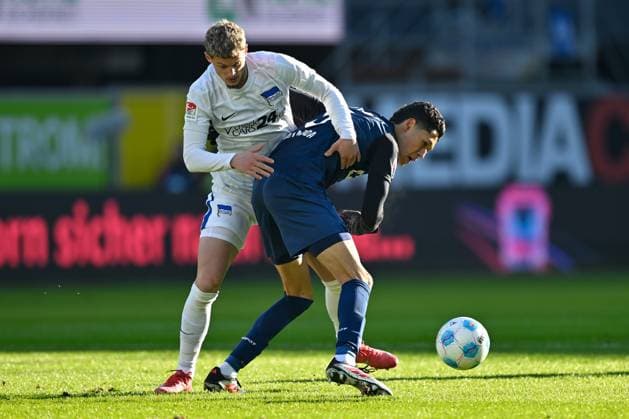 Sport Bilder des Tages Paderborn, Home Deluxe Arena, 19.01.25, GER, Herren, 2.Bundesliga, Saison 2024-2025, SC Paderborn 07 - Hertha BSC Berlin Bild: v.li. im Zweikampf Michael CUISANCE (Hertha BSC) und Santiago CASTANEDA (Paderborn) Only for editorial use! DFL regulations prohibit any use of photographs as image sequences and or quasi-video. NRW Deutschland