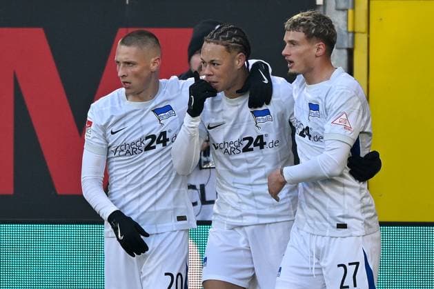 Paderborn, Home Deluxe Arena, 19.01.25, GER, Herren, 2.Bundesliga, Saison 2024-2025, SC Paderborn 07 - Hertha BSC Berlin Bild: Derry SCHERHANT (Hertha BSC) jubelt nach seinem Tor zum 0:1 Only for editorial use! DFL regulations prohibit any use of photographs as image sequences and or quasi-video. NRW Deutschland