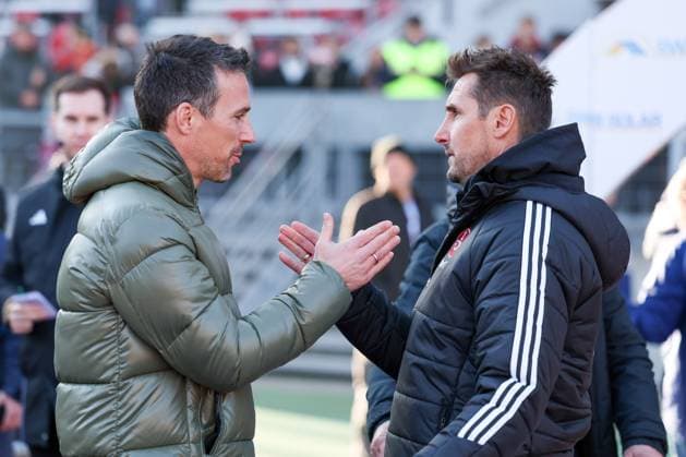 l-r: Chef-Trainer Christian Eichner (Karlsruher SC) begruesst Chef-Trainer Miroslav Klose (1.FC Nuernberg), 1. FC Nuernberg vs. Karlsruher SC, Fussball, 2. Bundesliga, 18. Spieltag, 19.01.2025 DFB regulations prohibit any use of photographs as image sequences and or quasi-video Nuernberg Bayern Deutschland