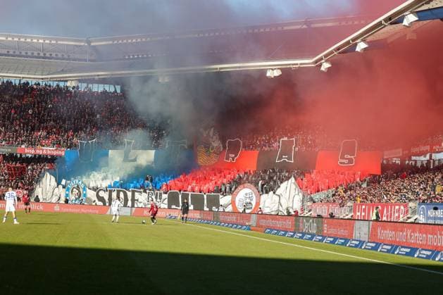 Nuernberger und Karlsruher Ultras zuenden Bengalos, 1. FC Nuernberg vs. Karlsruher SC, Fussball, 2. Bundesliga, 18. Spieltag, 19.01.2025 DFB regulations prohibit any use of photographs as image sequences and or quasi-video Nuernberg Bayern Deutschland