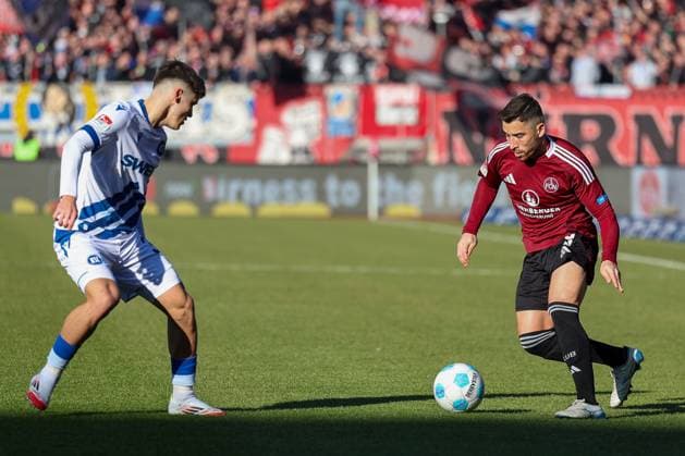 im Zweikampf, Aktion, mit Rafael Pinto Pedrosa 36 (Karlsruher SC), Danilo Soares 3 (1.FC Nuernberg), 1. FC Nuernberg vs. Karlsruher SC, Fussball, 2. Bundesliga, 18. Spieltag, 19.01.2025 DFB regulations prohibit any use of photographs as image sequences and or quasi-video Nuernberg Bayern Deutschland