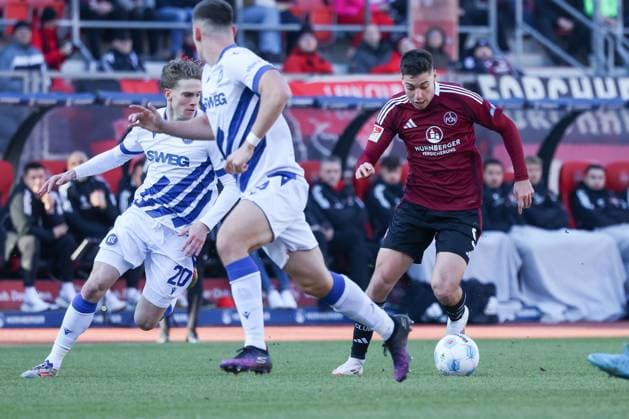 im Zweikampf, Aktion, mit David Herold 20 (Karlsruher SC), Stefanos Tzimas 9 (1.FC Nuernberg), 1. FC Nuernberg vs. Karlsruher SC, Fussball, 2. Bundesliga, 18. Spieltag, 19.01.2025 DFB regulations prohibit any use of photographs as image sequences and or quasi-video Nuernberg Bayern Deutschland