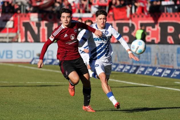 im Zweikampf, Aktion, mit Jens Castrop 17 (1.FC Nuernberg), Rafael Pinto Pedrosa 36 (Karlsruher SC), 1. FC Nuernberg vs. Karlsruher SC, Fussball, 2. Bundesliga, 18. Spieltag, 19.01.2025 DFB regulations prohibit any use of photographs as image sequences and or quasi-video Nuernberg Bayern Deutschland