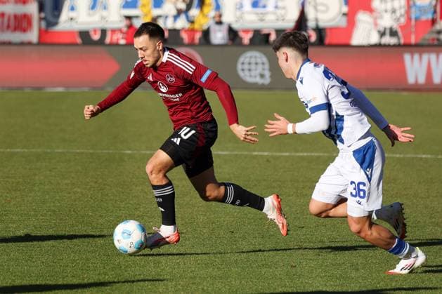 im Zweikampf, Aktion, mit Julian Justvan 10 (1.FC Nuernberg), Rafael Pinto Pedrosa 36 (Karlsruher SC), 1. FC Nuernberg vs. Karlsruher SC, Fussball, 2. Bundesliga, 18. Spieltag, 19.01.2025 DFB regulations prohibit any use of photographs as image sequences and or quasi-video Nuernberg Bayern Deutschland