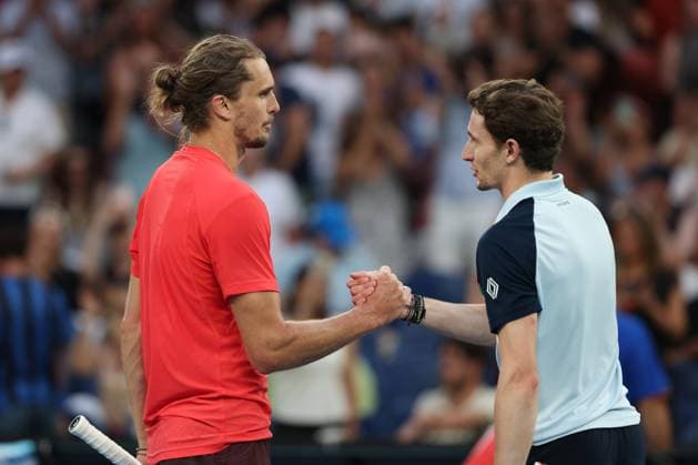 Ugo Humbert gratuliert dem Sieger Alexander Zverev, Australian Open 2025, Melbourne Park, Melbourne, Victoria, Australia. Copyright: xJuergenxHasenkopfx