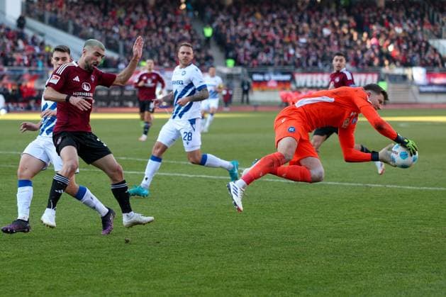 im Zweikampf, Aktion, mit Mahir Emreli 30 (1.FC Nuernberg), Max Weiss 1 (Karlsruher SC), 1. FC Nuernberg vs. Karlsruher SC, Fussball, 2. Bundesliga, 18. Spieltag, 19.01.2025 DFB regulations prohibit any use of photographs as image sequences and or quasi-video Nuernberg Bayern Deutschland