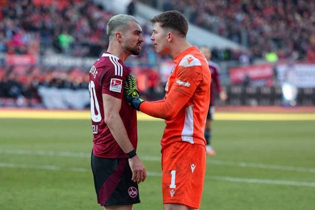 l-r: Mahir Emreli 30 (1.FC Nuernberg) und Max Weiss 1 (Karlsruher SC) gehen aufeinander los, 1. FC Nuernberg vs. Karlsruher SC, Fussball, 2. Bundesliga, 18. Spieltag, 19.01.2025 DFB regulations prohibit any use of photographs as image sequences and or quasi-video Nuernberg Bayern Deutschland Copyright: xkolbert-press MartinxAgüerax