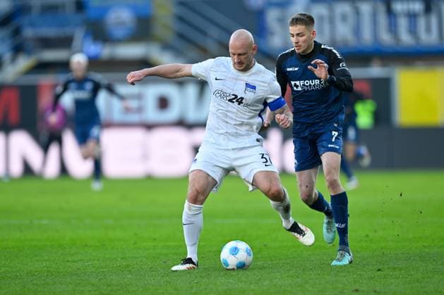 Paderborn, Home Deluxe Arena, 19.01.25, GER, Herren, 2.Bundesliga, Saison 2024-2025, SC Paderborn 07 - Hertha BSC Berlin Bild: v.li. im Zweikampf Toni LEISTNER (Hertha BSC) und Filip BILBIJA (Paderborn) Only for editorial use! DFL regulations prohibit any use of photographs as image sequences and or quasi-video. NRW Deutschland