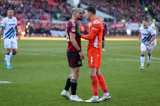 l-r: Mahir Emreli 30 (1.FC Nuernberg) und Max Weiss 1 (Karlsruher SC) gehen aufeinander los, 1. FC Nuernberg vs. Karlsruher SC, Fussball, 2. Bundesliga, 18. Spieltag, 19.01.2025 DFB regulations prohibit any use of photographs as image sequences and or quasi-video Nuernberg Bayern Deutschland