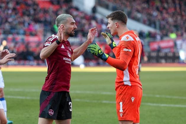 l-r: Mahir Emreli 30 (1.FC Nuernberg) und Max Weiss 1 (Karlsruher SC) gehen aufeinander los, 1. FC Nuernberg vs. Karlsruher SC, Fussball, 2. Bundesliga, 18. Spieltag, 19.01.2025 DFB regulations prohibit any use of photographs as image sequences and or quasi-video Nuernberg Bayern Deutschland