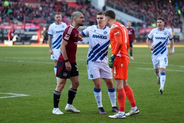 l-r: Mahir Emreli 30 (1.FC Nuernberg) und Max Weiss 1 (Karlsruher SC) gehen aufeinander los, 1. FC Nuernberg vs. Karlsruher SC, Fussball, 2. Bundesliga, 18. Spieltag, 19.01.2025 DFB regulations prohibit any use of photographs as image sequences and or quasi-video Nuernberg Bayern Deutschland