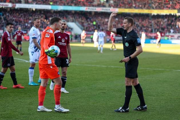 Mahir Emreli 30 (1.FC Nuernberg) und Max Weiss 1 (Karlsruher SC) gehen aufeinander los und bekommen Gelb von Schiedsrichter, Referee, Soeren Storks, 1. FC Nuernberg vs. Karlsruher SC, Fussball, 2. Bundesliga, 18. Spieltag, 19.01.2025 DFB regulations prohibit any use of photographs as image sequences and or quasi-video Nuernberg Bayern Deutschland