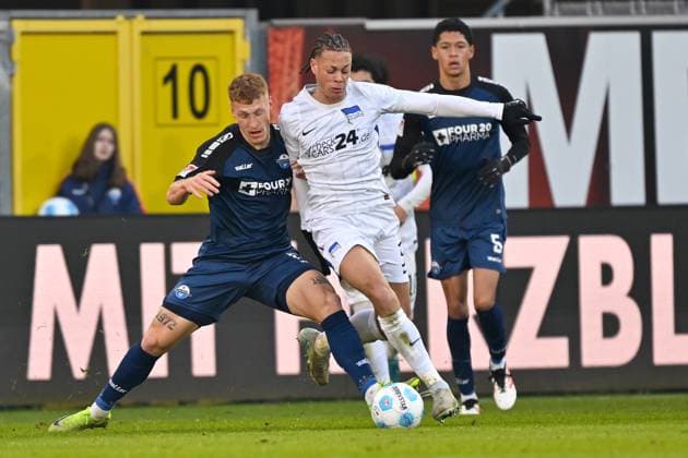 Paderborn, Home Deluxe Arena, 19.01.25, GER, Herren, 2.Bundesliga, Saison 2024-2025, SC Paderborn 07 - Hertha BSC Berlin Bild: v.li. im Zweikampf Laurin CURDA (Paderborn) und Derry SCHERHANT (Hertha BSC) Only for editorial use! DFL regulations prohibit any use of photographs as image sequences and or quasi-video. NRW Deutschland